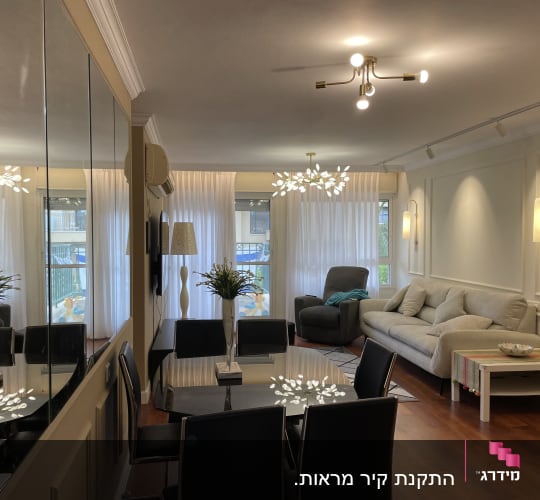 שולחן זכוכית עגול עם כיסאות מסביב